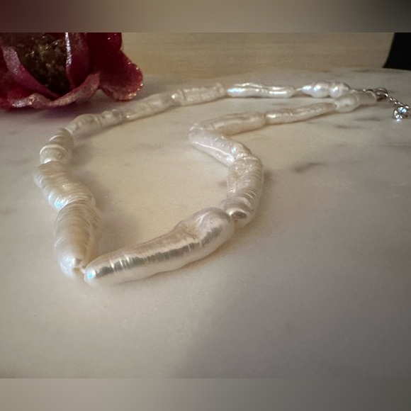 Irregular shaped shell pearl necklace - Picture 6 of 8